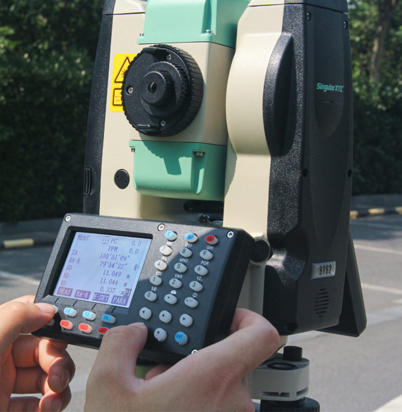 STS2 Total Station con schermi su entrambi i lati e tastiere illuminate