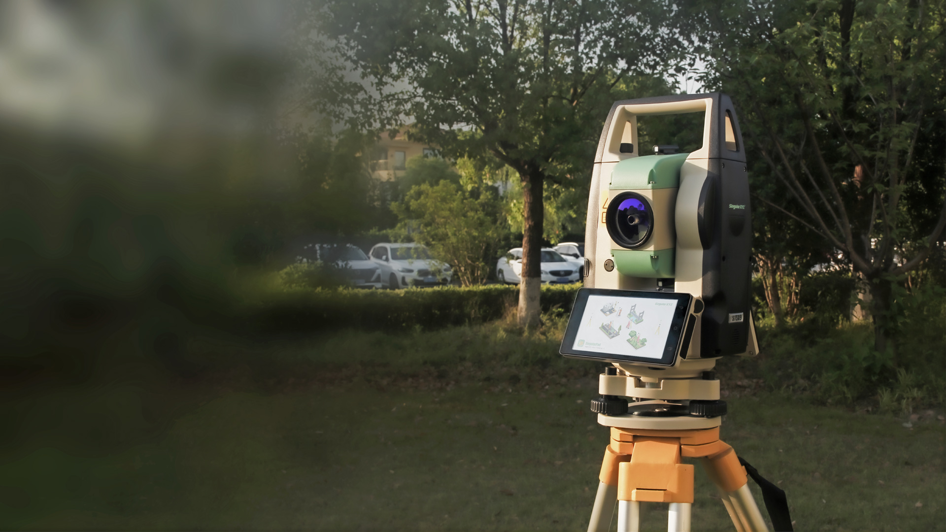 STSA9 Android Total Station in campo, montata su treppiede con schermo touchscreen