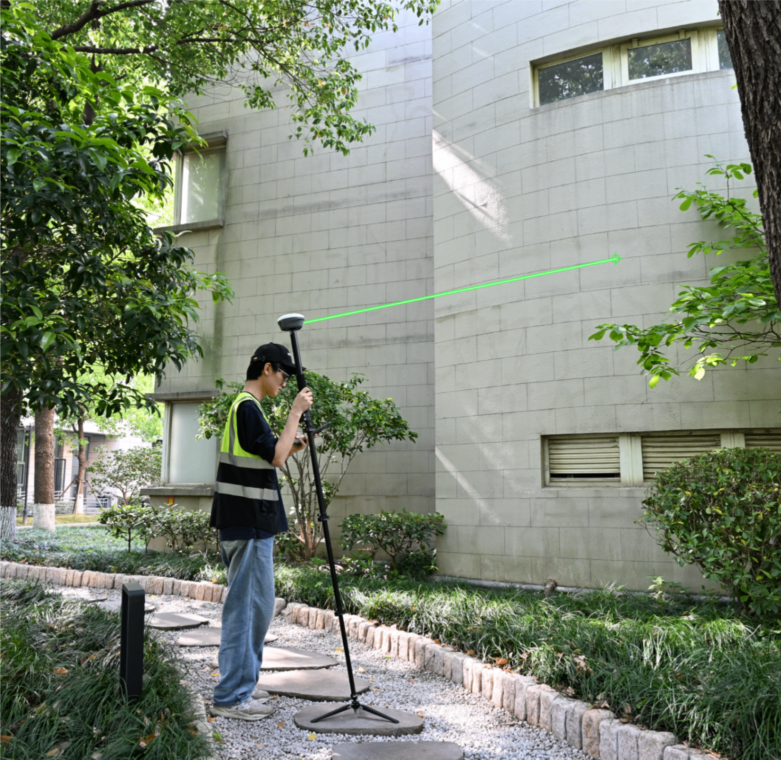Operatore che utilizza lo stabilizzatore per puntamento laser con ricevitore GNSS RTK